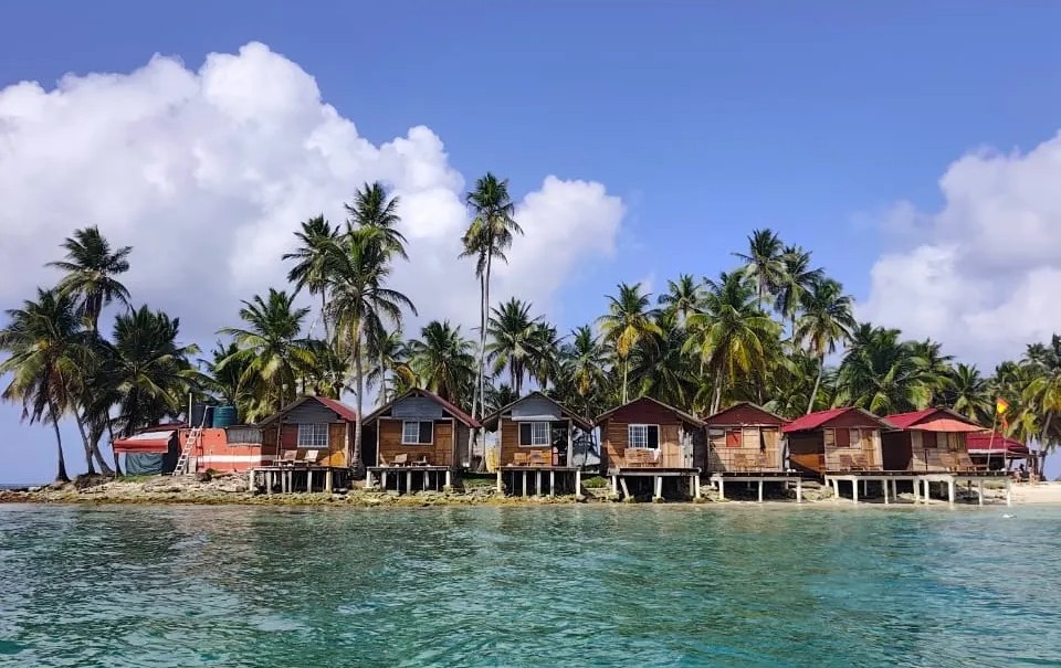 Speedboat arriving at Pelicano Island