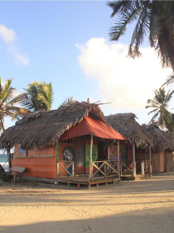 Bungalow rustici in legno sulla spiaggia a Isola Senidub San Blas Panama